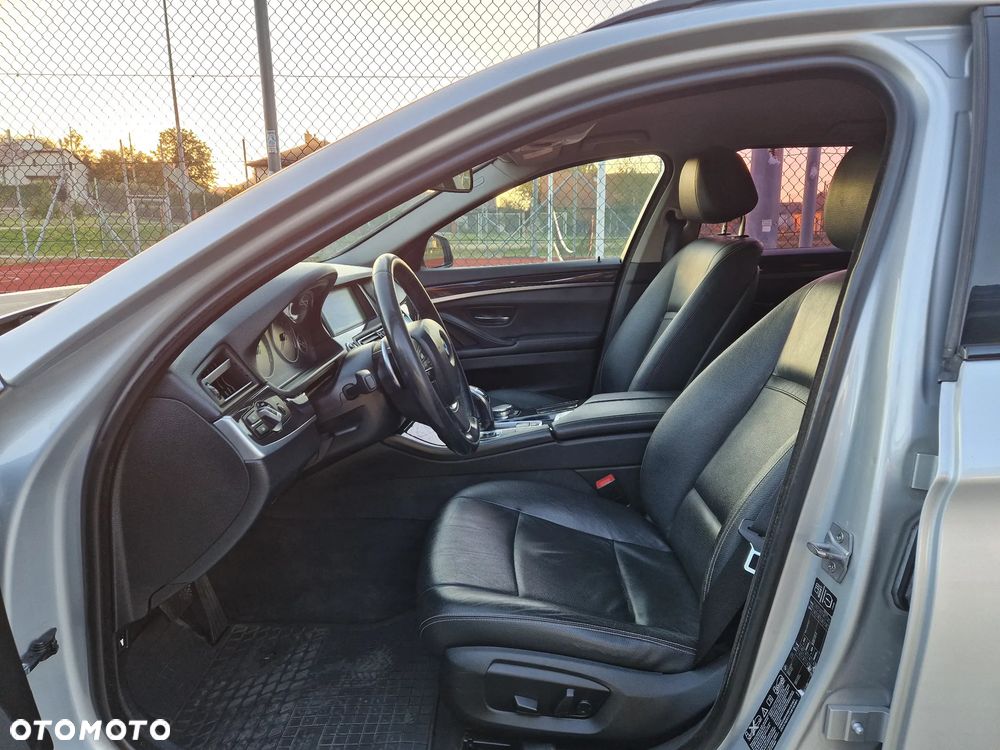 BMW Seria 5 525d xDrive Luxury Line - 7
