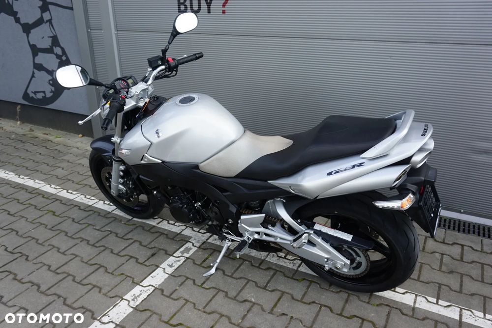 Suzuki GSR - 4