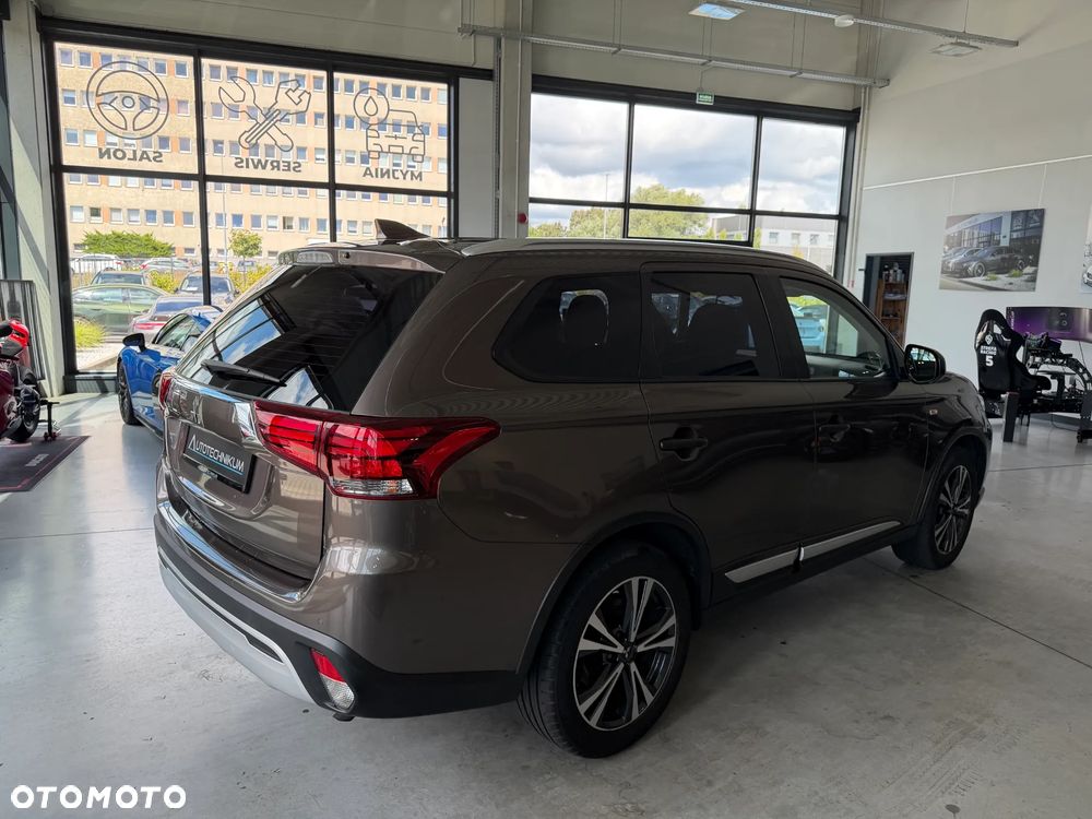 Mitsubishi Outlander 2.0 Invite + 2WD - 5