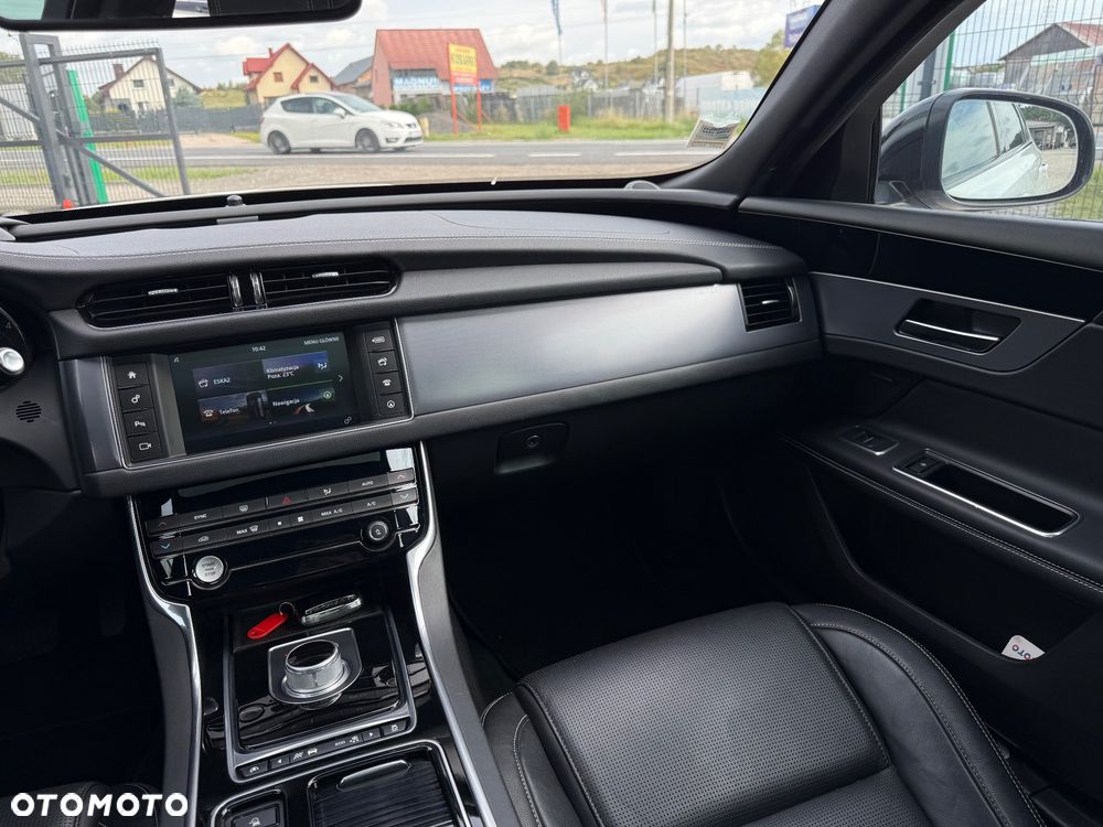 Jaguar XF 30d R-Sport - 11