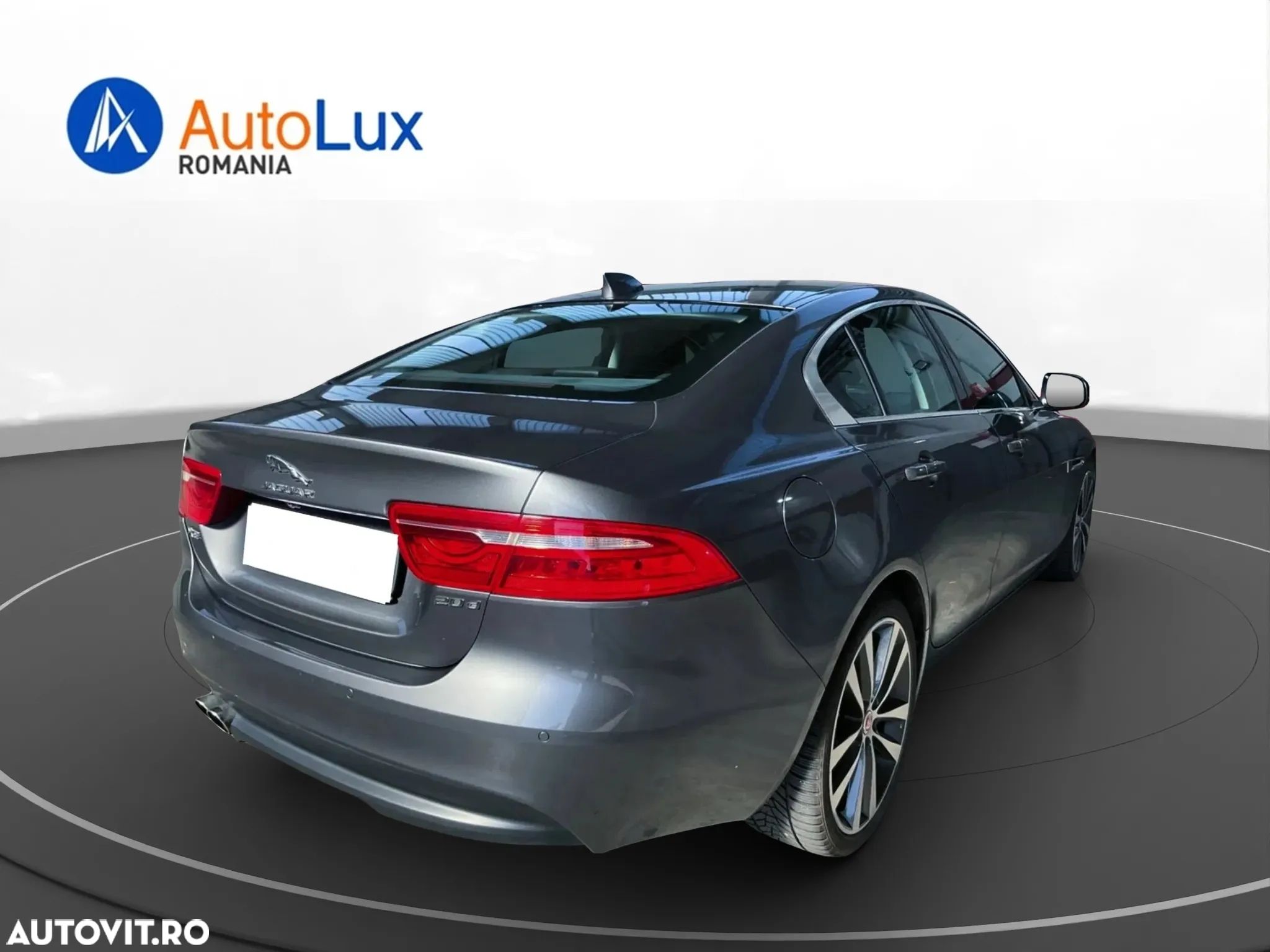 Jaguar XE 2.0 Prestige - 4