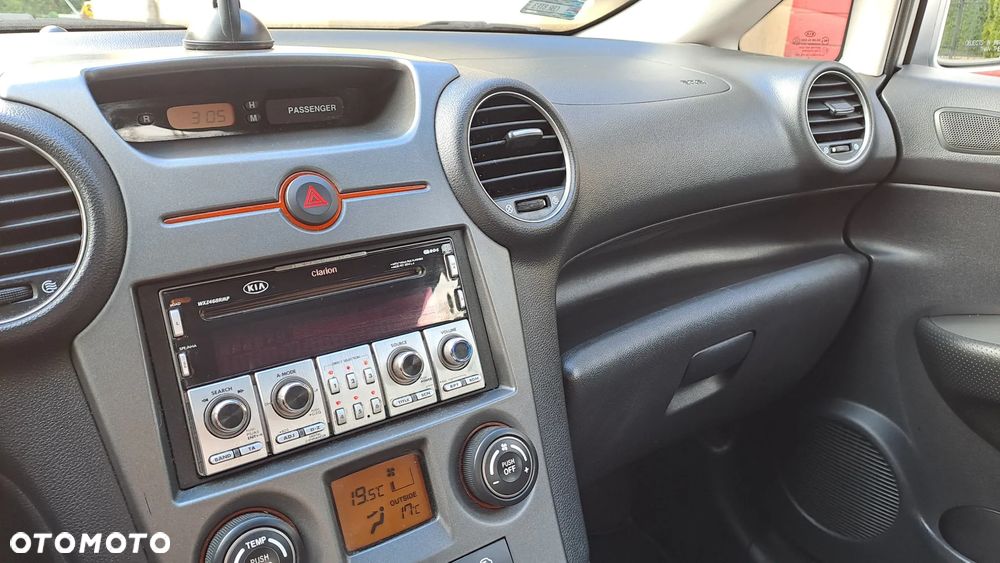 Kia Carens - 15