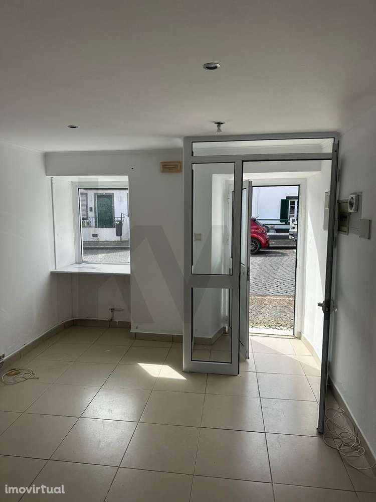 Imóvel com Afetação Comercial - Vila do Porto - Grande imagem: 2/19
