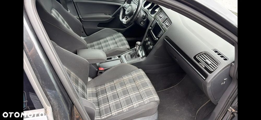 Volkswagen Golf - 5