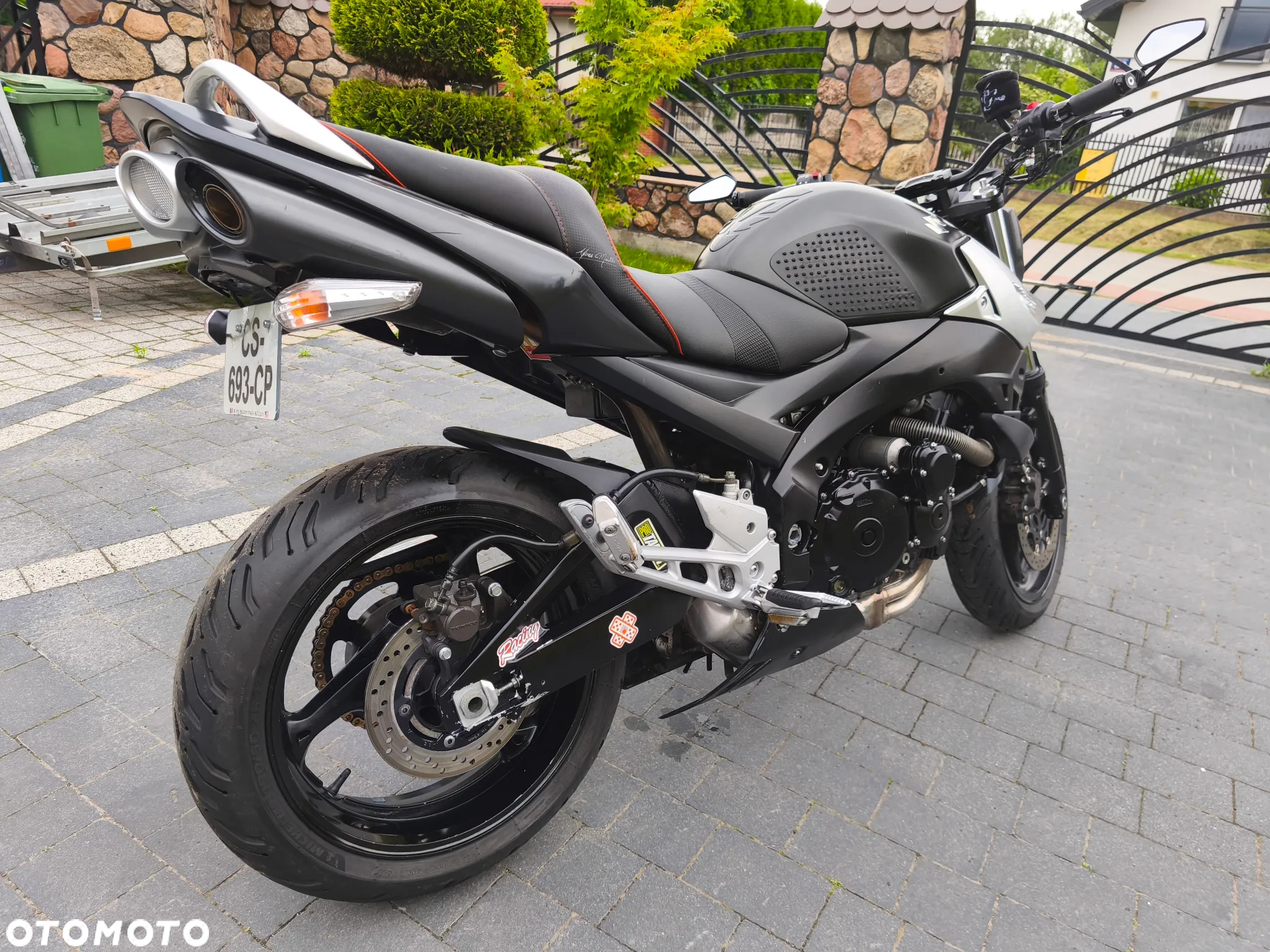 Suzuki GSR - 11