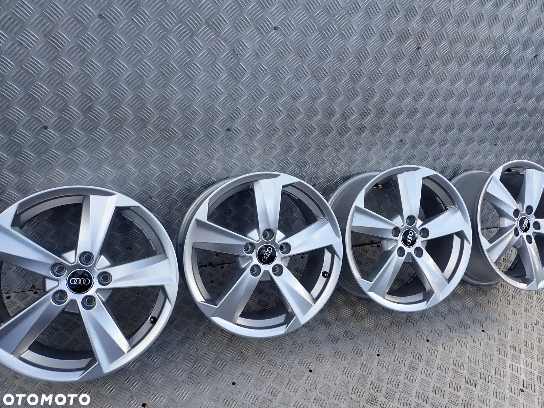 FELGI ALUMINIOWE AUDI 81A601025B 7X17 ET 45 5X112 DOSTEPNE 2 KOMPLETY - 3