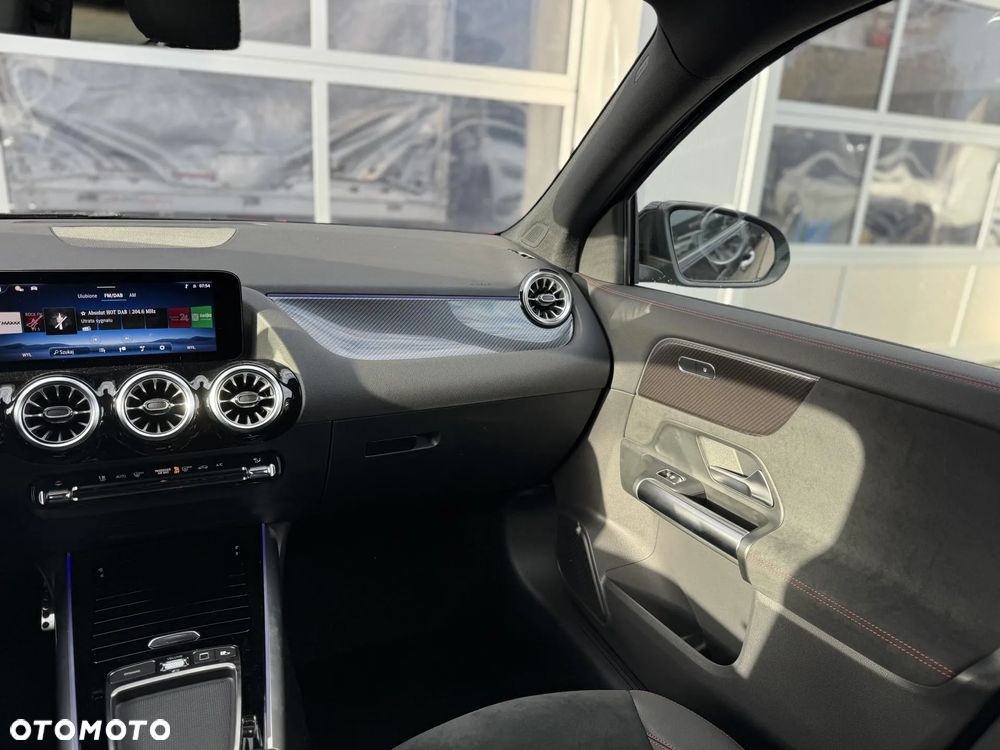 Mercedes-Benz GLA 200 AMG Line - 16