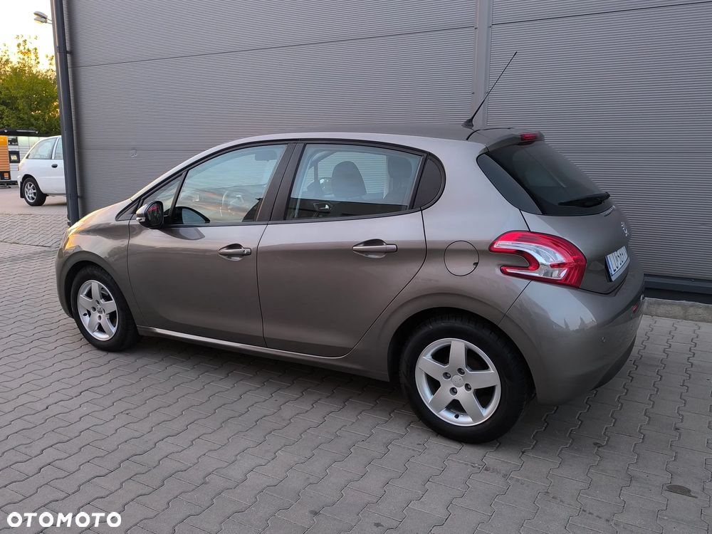 Peugeot 208 - 5