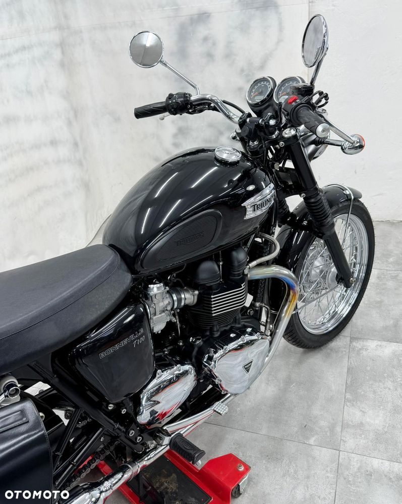 Triumph Bonneville - 18
