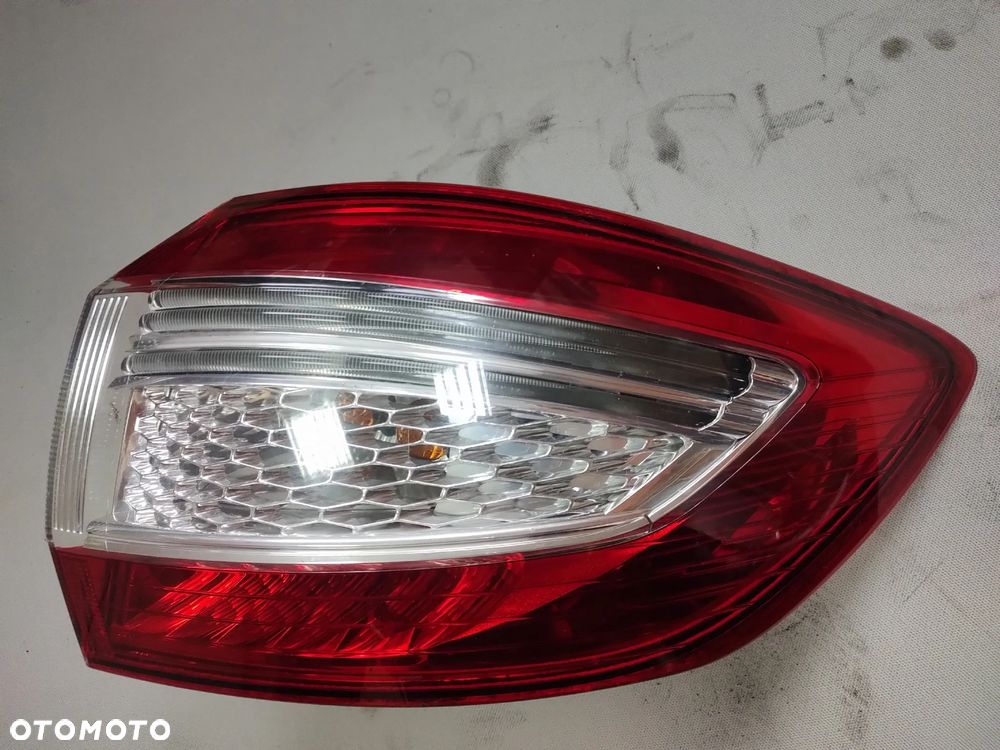 FORD MONDEO MK4 LIFT LAMPA TYŁ PRAWA W BŁOTNIK - 2