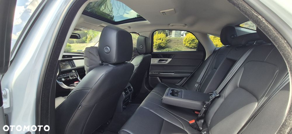 Jaguar XF 3.0 V6 AWD R-Sport - 28