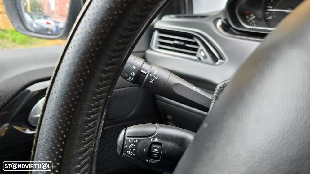 Peugeot 208 1.2 PureTech Style - 13