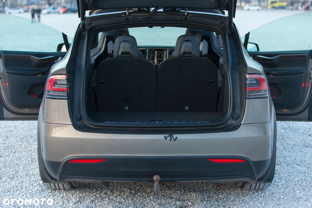 Tesla Model X 90 D - 13