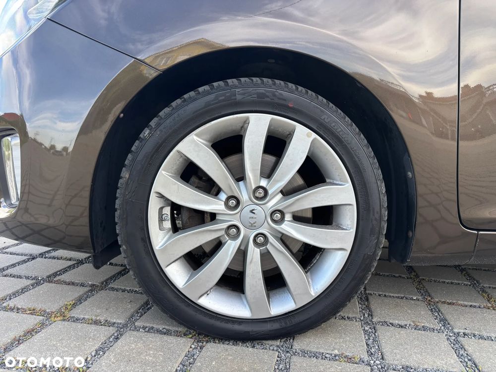 Kia Carens 1.7 CRDi 141 Dream Team Edition - 35