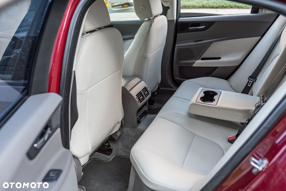 Jaguar XE 2.0 T Prestige - 25