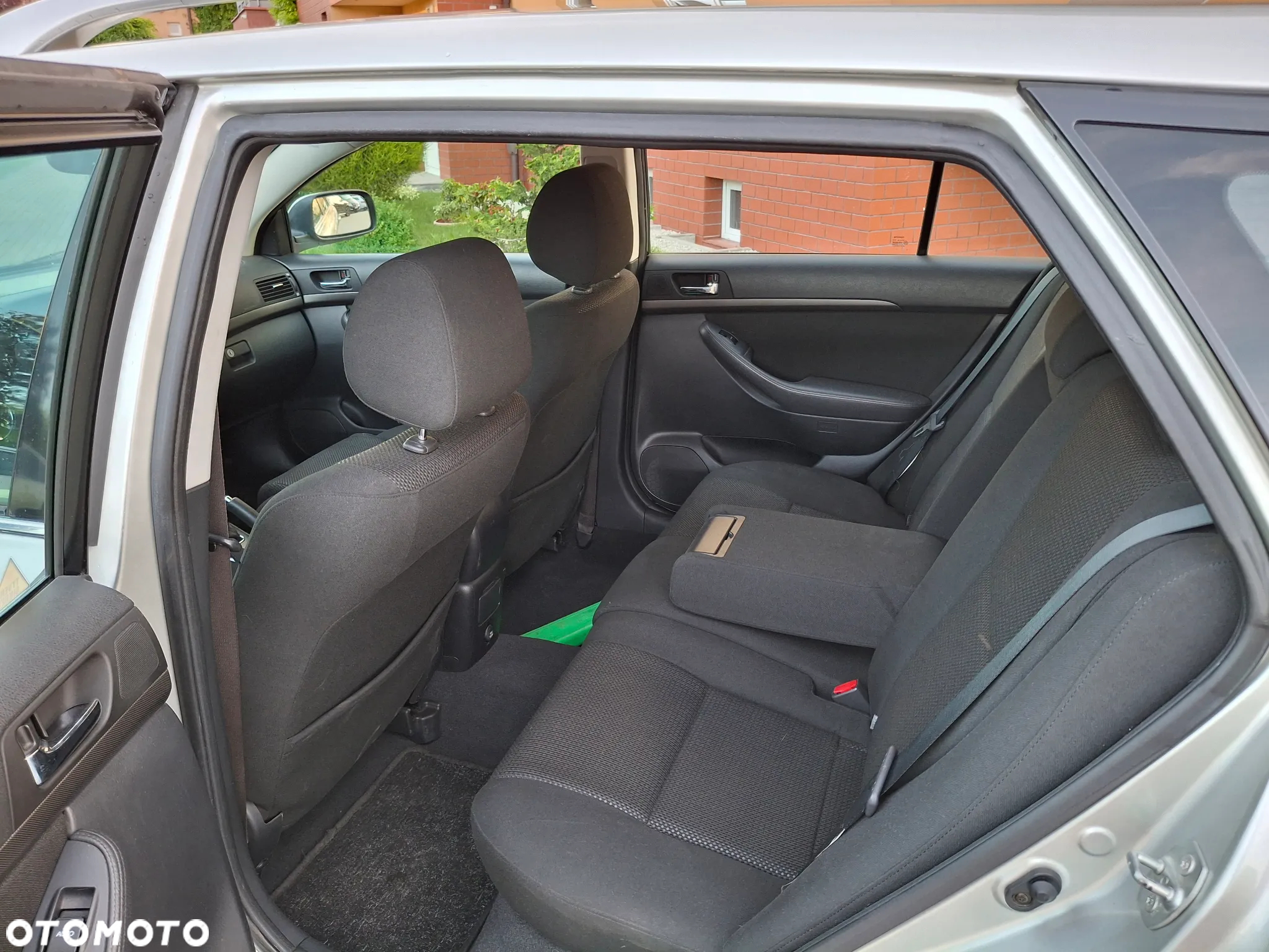 Toyota Avensis 1.8 VVT-i Combi Executive - 26