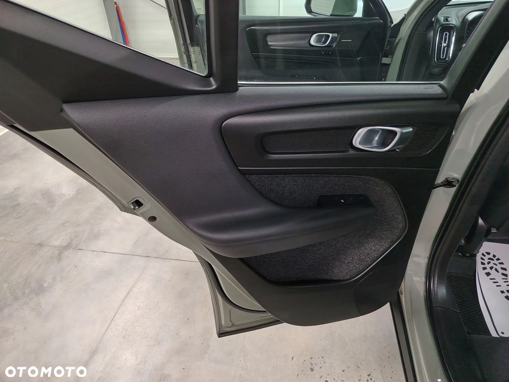 Volvo XC 40 B4 Plus Dark - 22