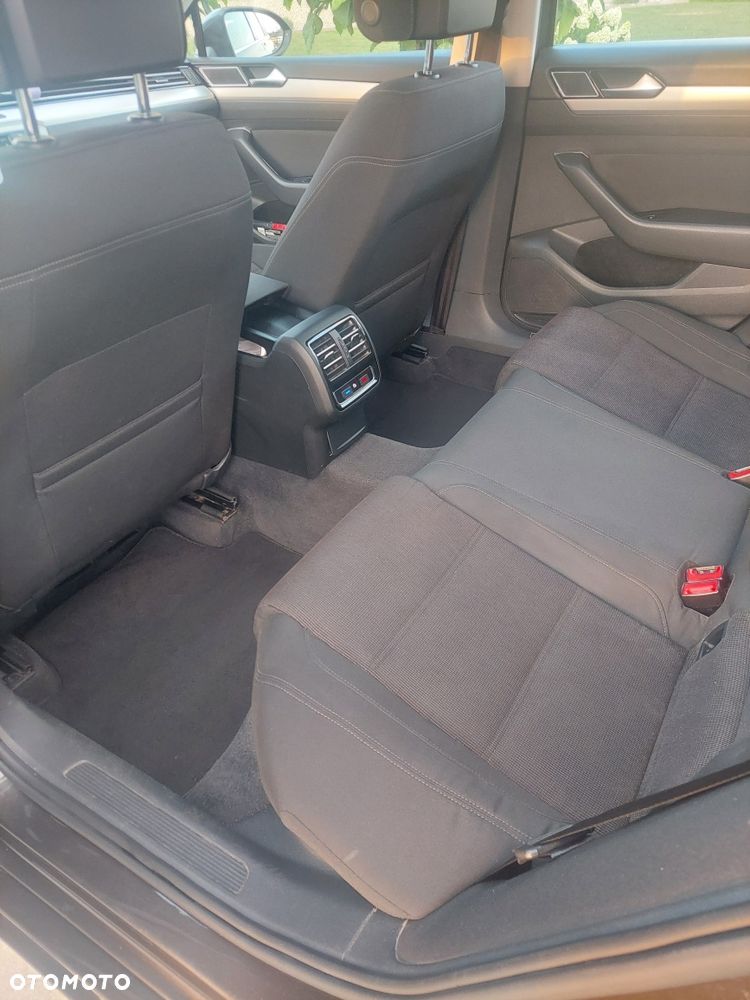 Volkswagen Passat - 4