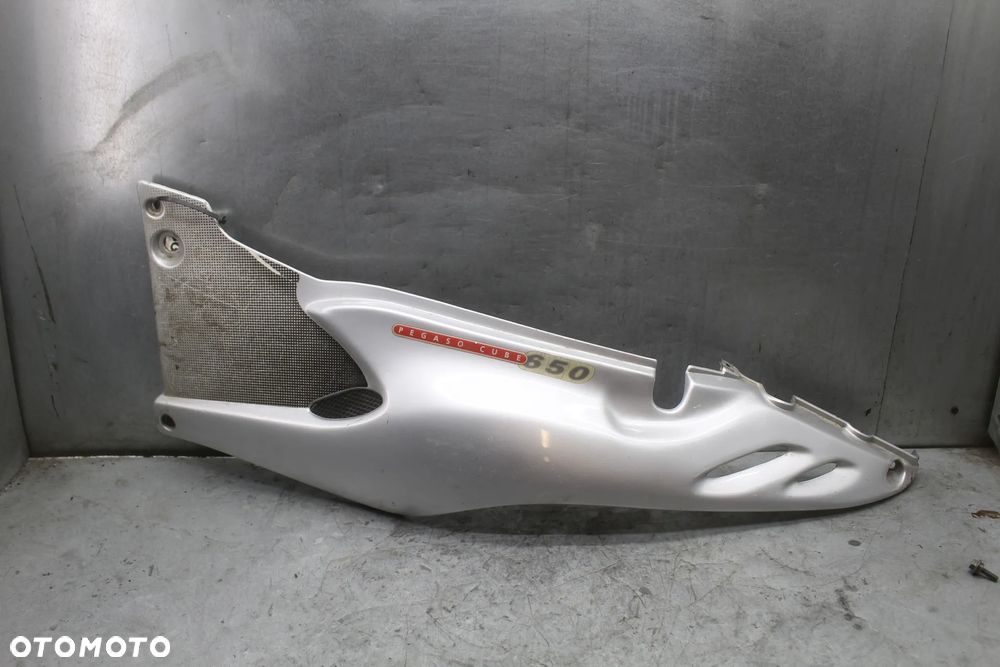 Aprilia Pegaso 650 Bok boczek ogon lewy owiewka osłona prawa