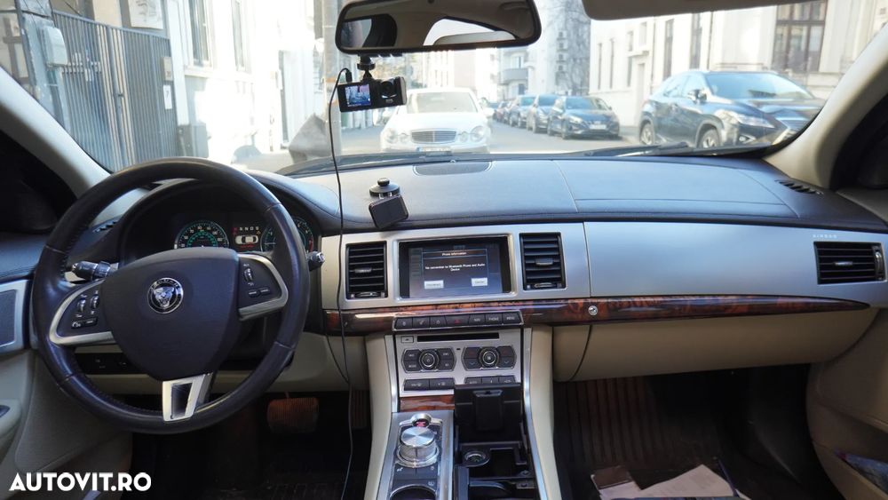 Jaguar XF 25t RWD Portfolio - 10