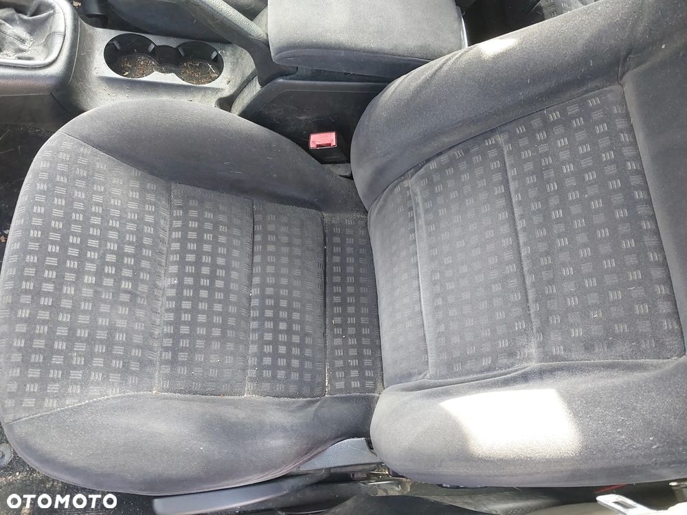 Volkswagen Passat B5 Lift FL sedan silnik 1.9 TDI AVB AWX AVF 130 KM turbina pompowtryski EGR alternator pompa sprężarka skrzynia biegów EEN dwumasa sprzęgło lewarek pedał drzwi maska zderzak klapa lusterko błotnik LO41 czarny belka zacisk pompa abs serwo hamulcowa szyba boczek mechanizm panel sterownik kierownica fotel podłokietnik pompka paliwa pływak przewód rura chłodnica intercooler lampa reflektor listwa zamek NA CZĘŚCI WSZYSTKIE CZĘŚCI - 12