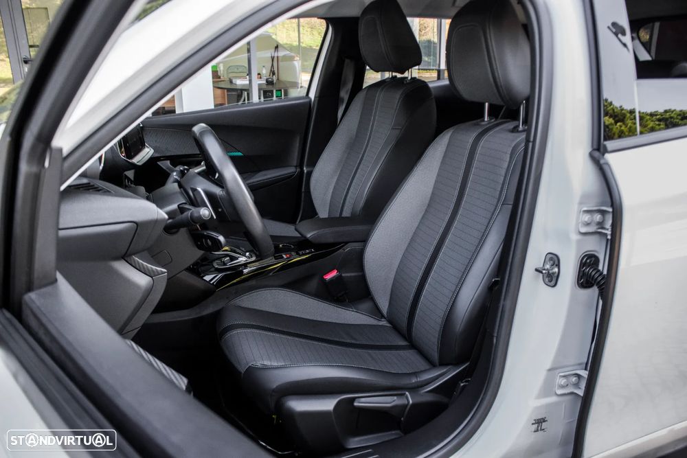 Peugeot 2008 1.2 PureTech Allure EAT8 - 26