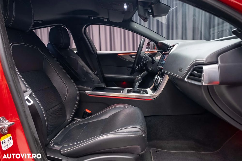 Jaguar XE 2.0 AWD Portfolio - 39