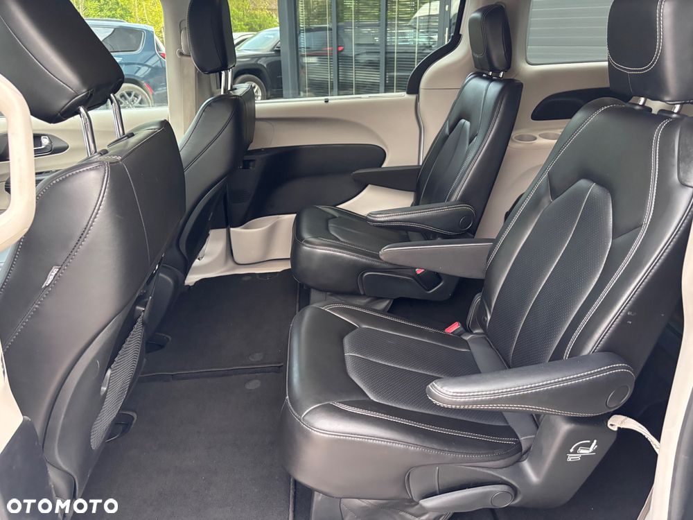 Chrysler Pacifica - 17
