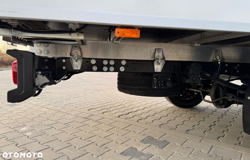 Iveco Daily 2022r‼️35S18‼️ 3.0 HI-MATIC Kontener 9 Palet Niski przebieg ‼️TEMPOMAT Aktywny Full LED Salon Polska Poduszki Pneumatyczne 4.50x2.20x2.20 z tyłu drzwi NAVI 3.5T Bogata Wersja Lekka zabudowa - 19