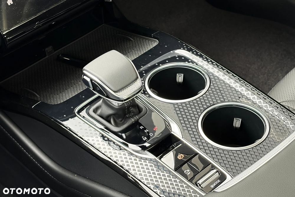 Hongqi HS3 - 12