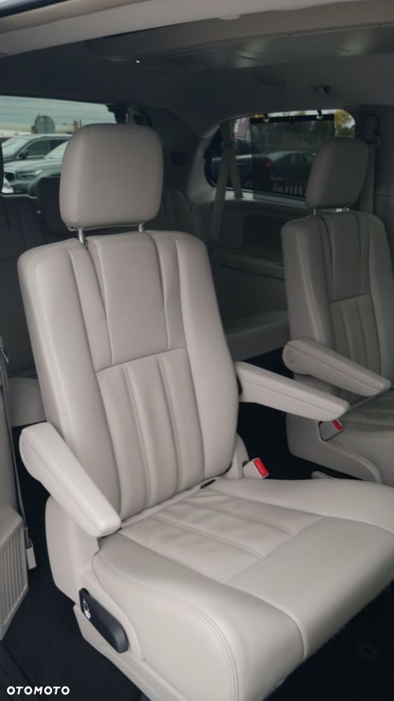 Chrysler Town & Country - 16