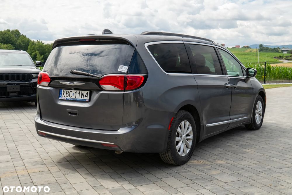 Chrysler Pacifica - 8