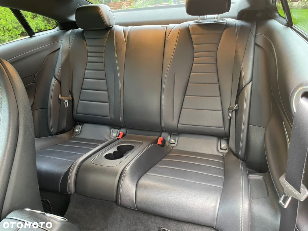Mercedes-Benz Klasa E 220 d Coupe 4-Matic 9G-TRONIC - 31