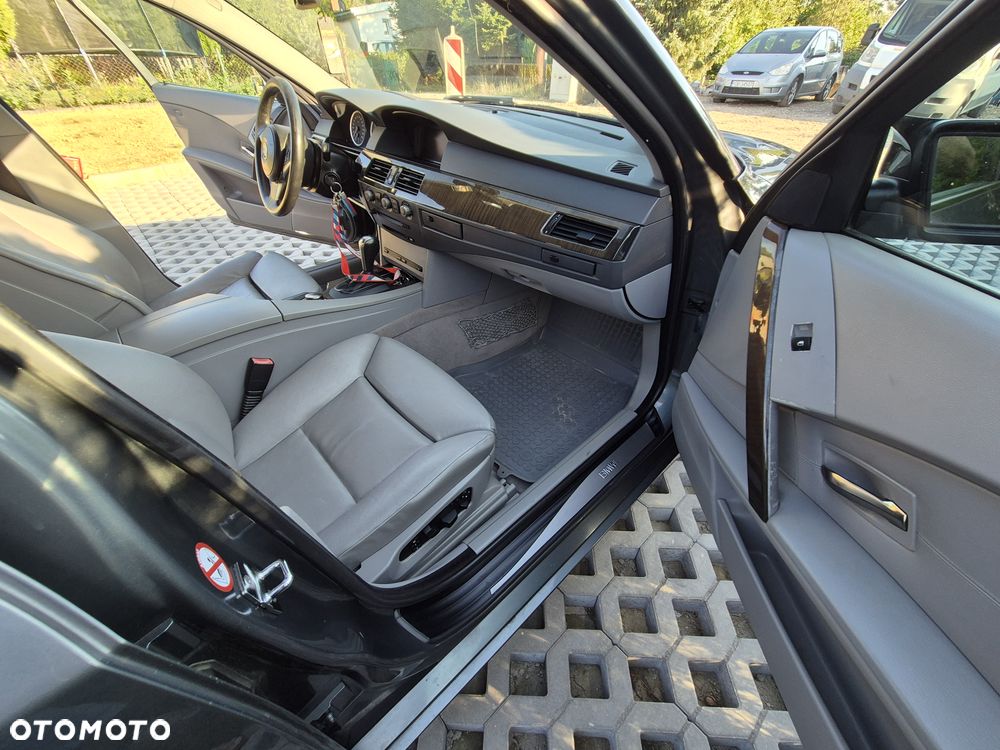 BMW Seria 5 545i - 16