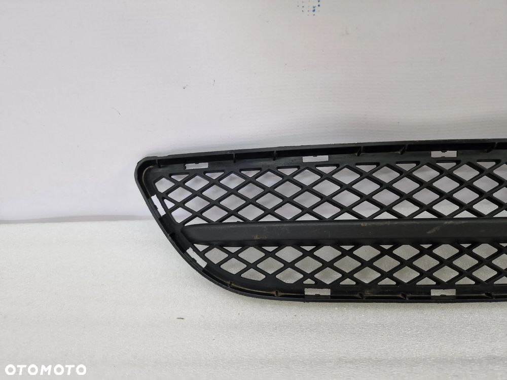 BMW E90 / E91 04- KRATKA ŚRODKOWA ZDERZAKA PRZEDNIEGO PRZÓD , NR 51117154556 / 7154556 , NR AUKCJI KR71 - 2