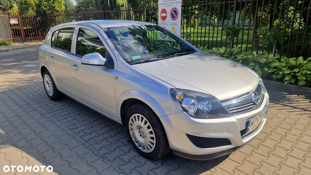Opel Astra 2012 photo 2