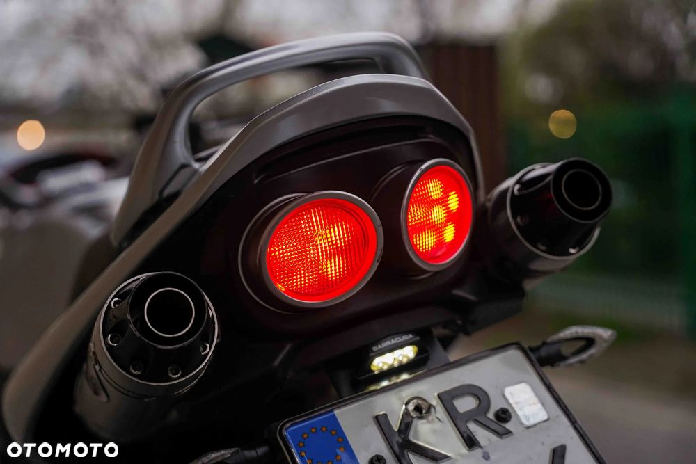 Suzuki GSR - 7