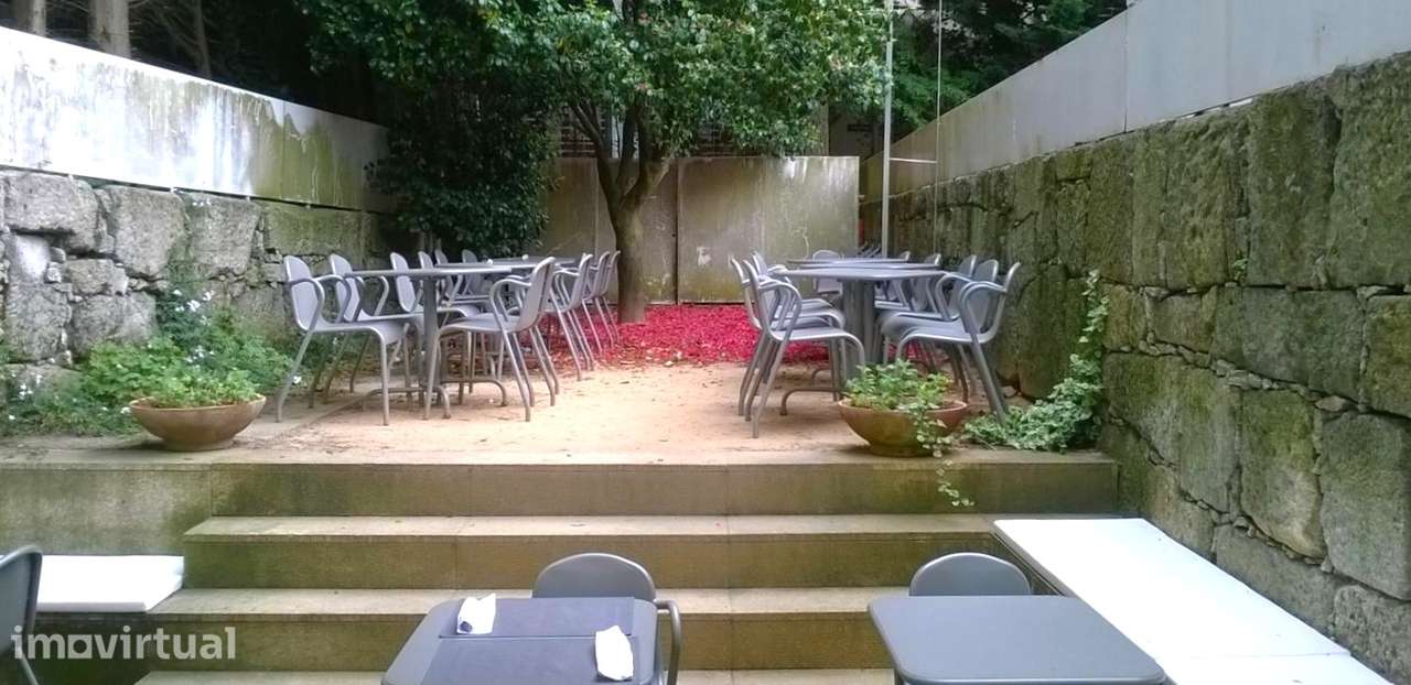Moradia p/ venda com Jardim e Pátio Exterior | Campo Alegre, Porto - Grande imagem: 3/26