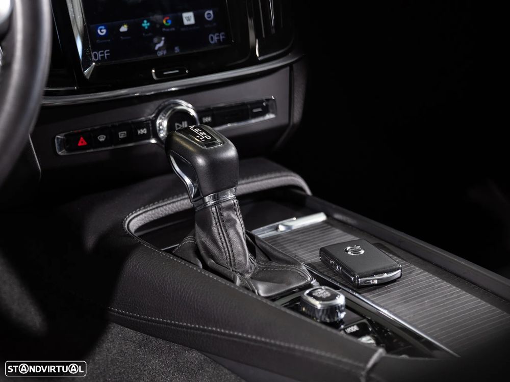 Volvo V90 2.0 D5 Momentum AWD Geartronic - 23