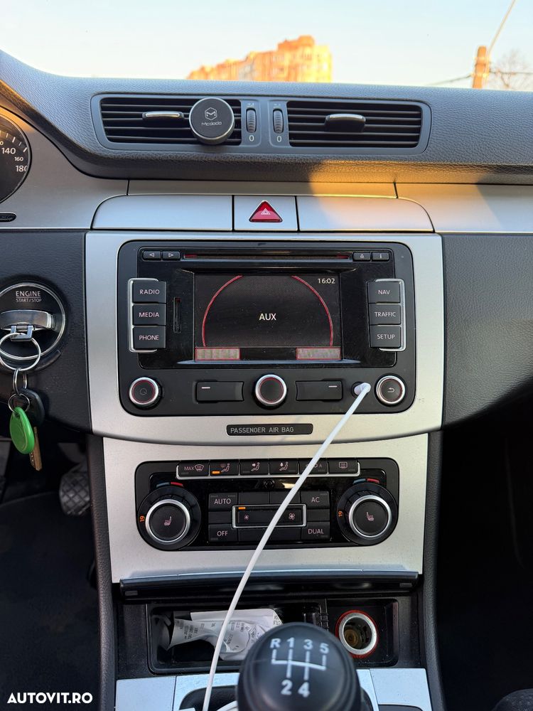 Volkswagen Passat 1.6 TDI DPF BlueMotion Technology Highline - 8