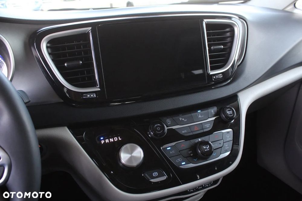 Chrysler Pacifica - 12