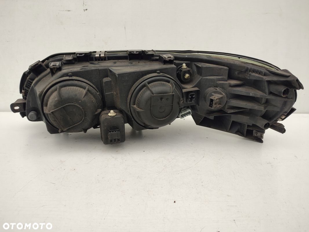 Lampa prawy przód VOLVO V70 II ORYGINAŁ EUROPA 8693568 - 5