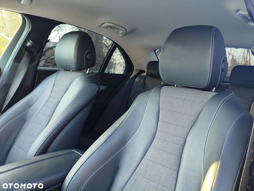 Mercedes-Benz Klasa E 300 4Matic 9G-TRONIC - 32