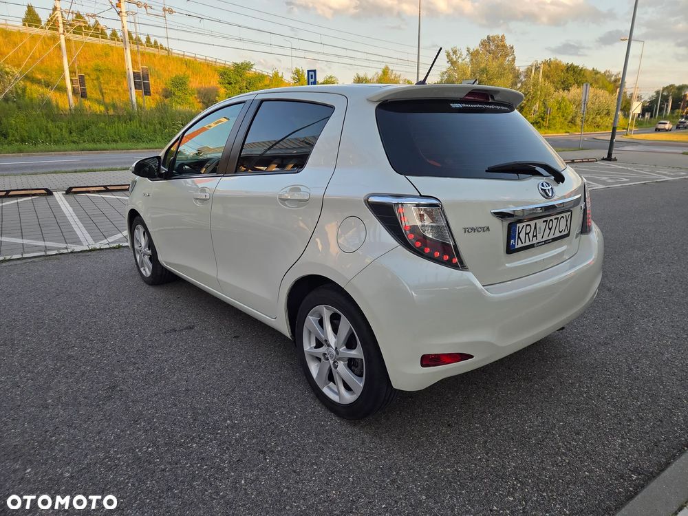 Toyota Yaris Hybrid 100 Dynamic - 3