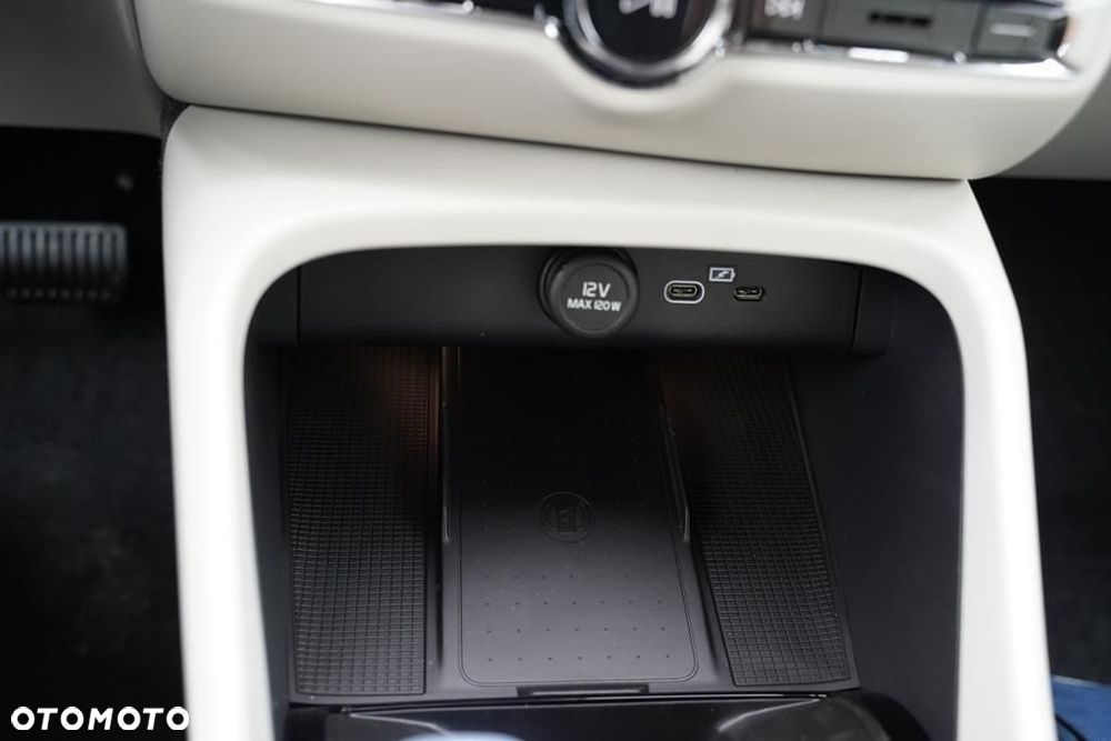 Volvo XC 40 B3 Plus Dark - 21