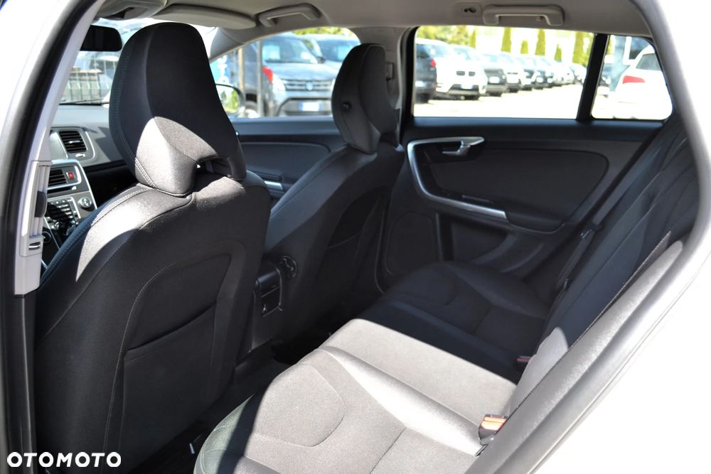 Volvo V60 DRIVe Momentum - 11