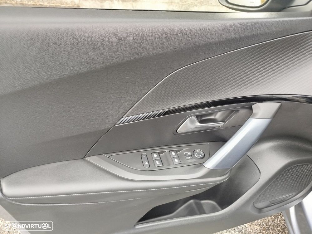 Peugeot 2008 1.2 PureTech Allure EAT8 - 37