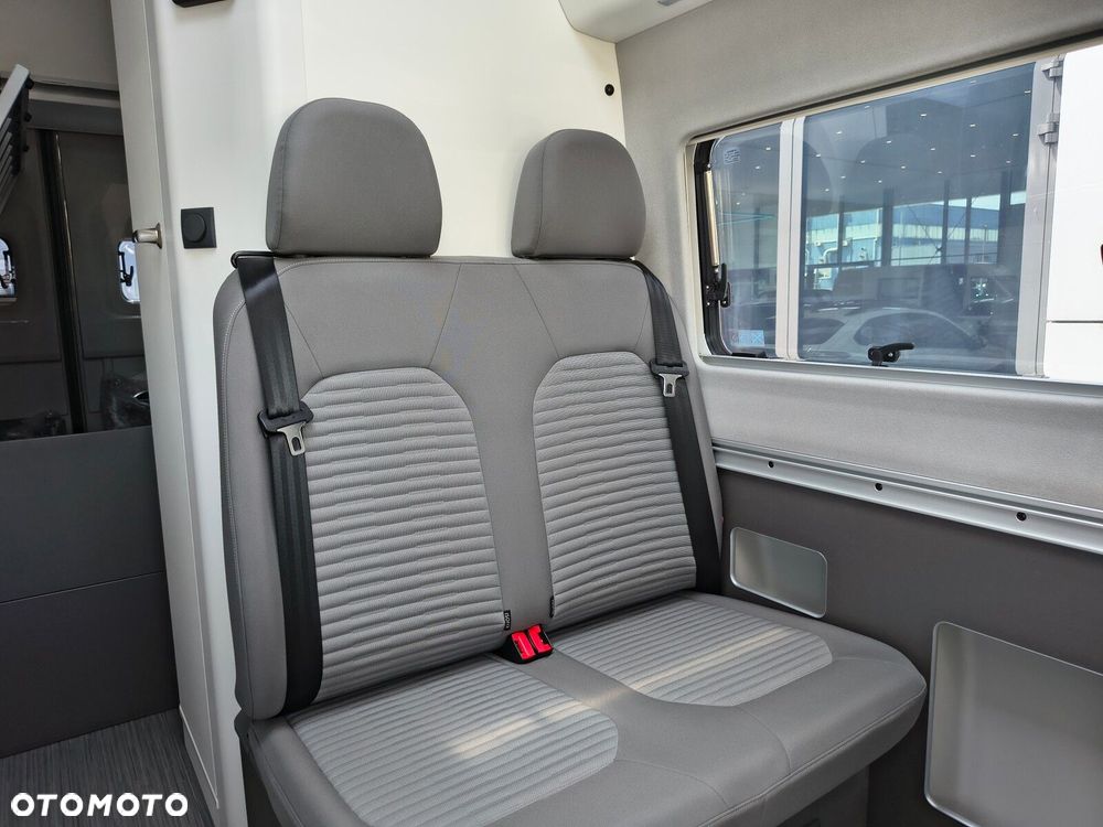 Volkswagen Crafter Grand California 600 silnik: 2,0 l TDI EU6 SCR BlueMotion Technology 130 kW skrzynia biegów: Przedni napęd automatyczna 8-biegowa rozstaw osi: 3640 mm - 31