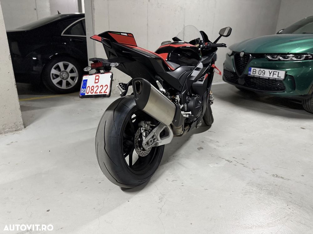 Aprilia RSV-4 Factory - 3