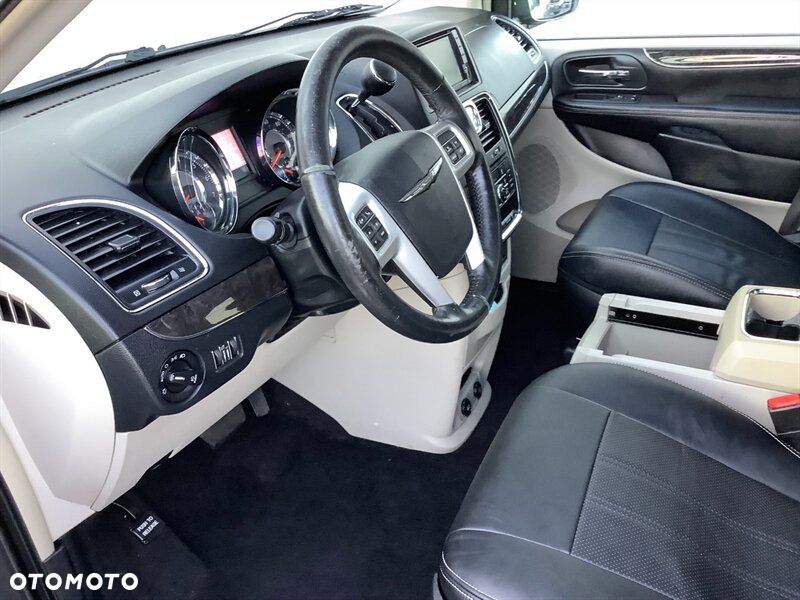 Chrysler Town & Country 3.6 Limited - 17